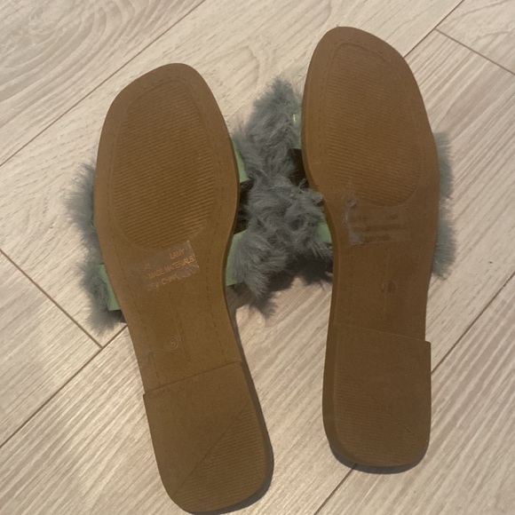 NWOT Fluffy women sandals, Size 8 - Picture 3 of 8
